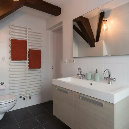 Emperor Studio Homestay