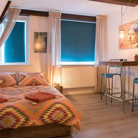 Emperor Studio Homestay *